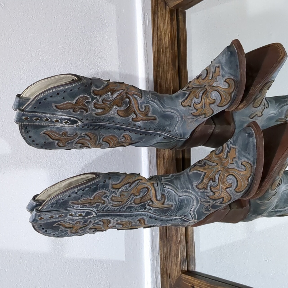 Stylish and Comfortable Leather Cowgirl Boots from Nashville